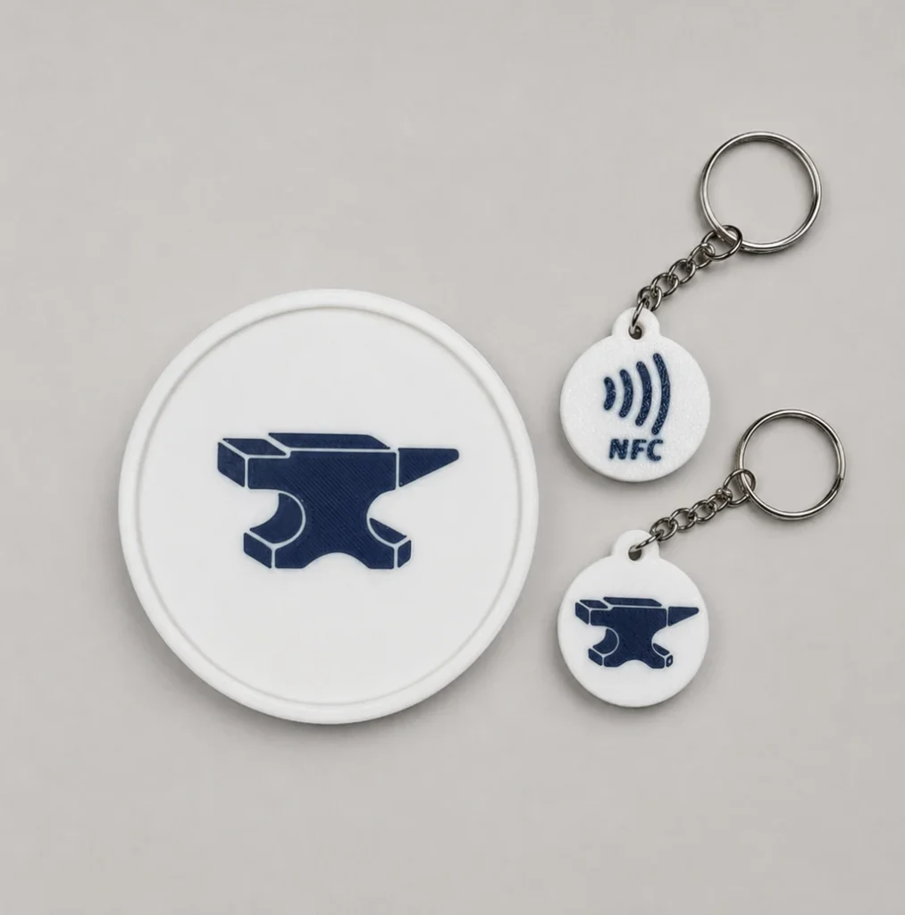 Personalizowane breloki NFC i podstawka pod kubek z logo Kuźni Druku